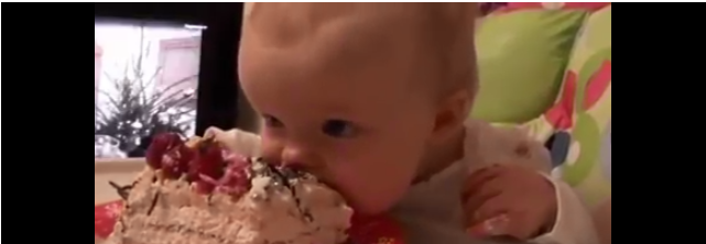 Ребёнок кушает торт